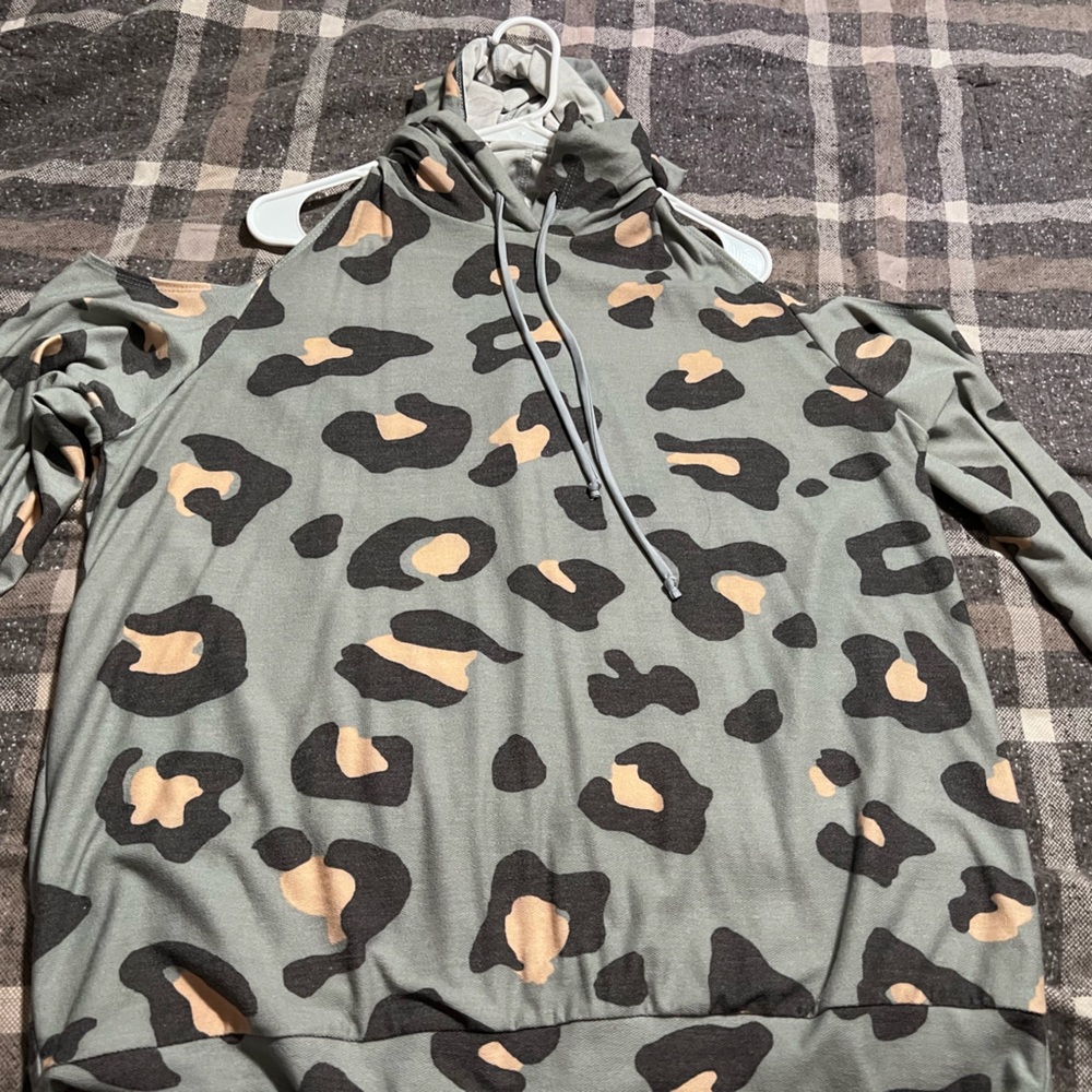 XXL Grey Leopard Cold Sholder